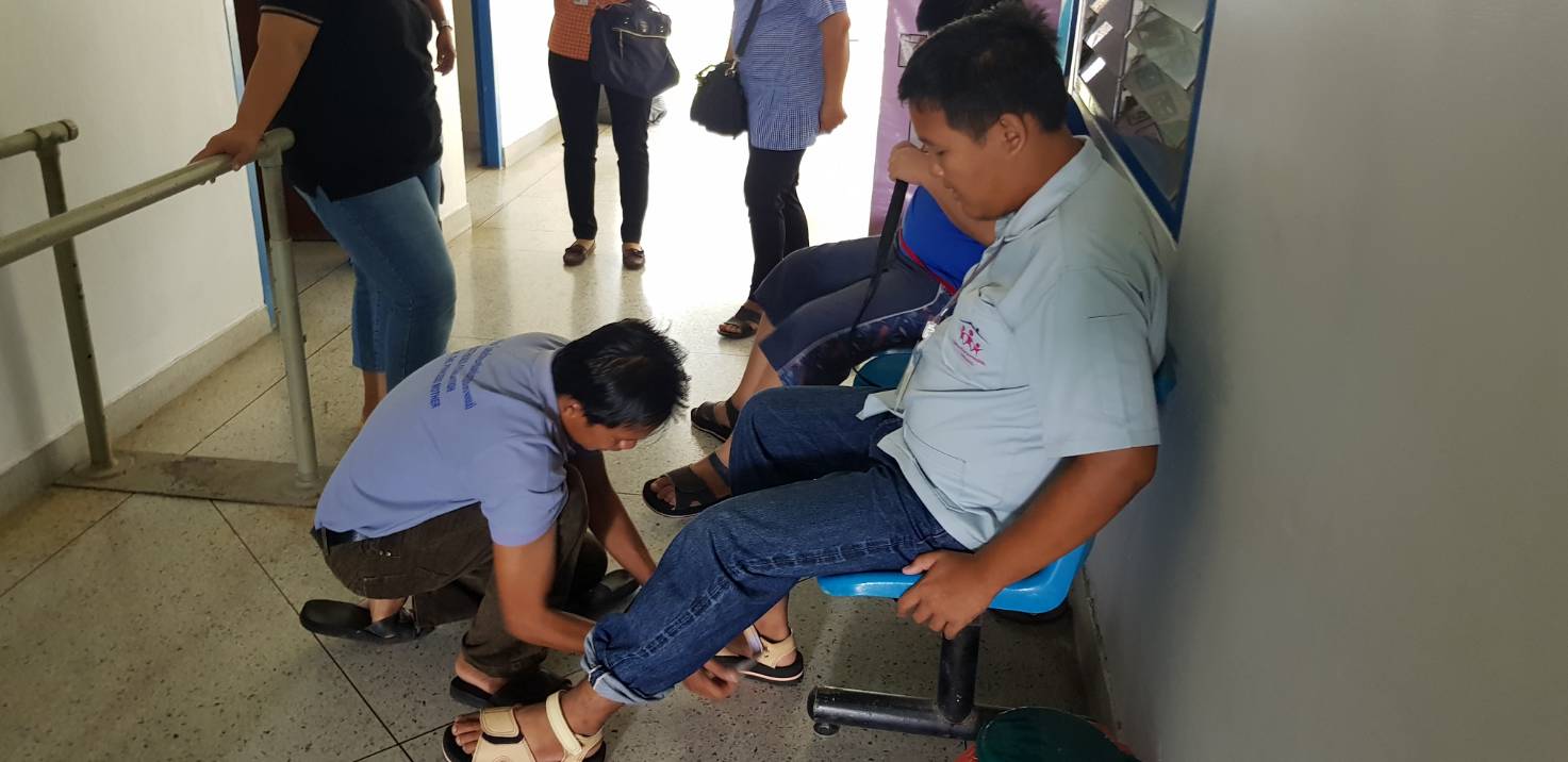 หัวหน้าฝ่ายส่งเสริมและพัฒนาศักยภาพบุคคลออทิสติก นำผู้รับบริการเข้ารับการบำบัด